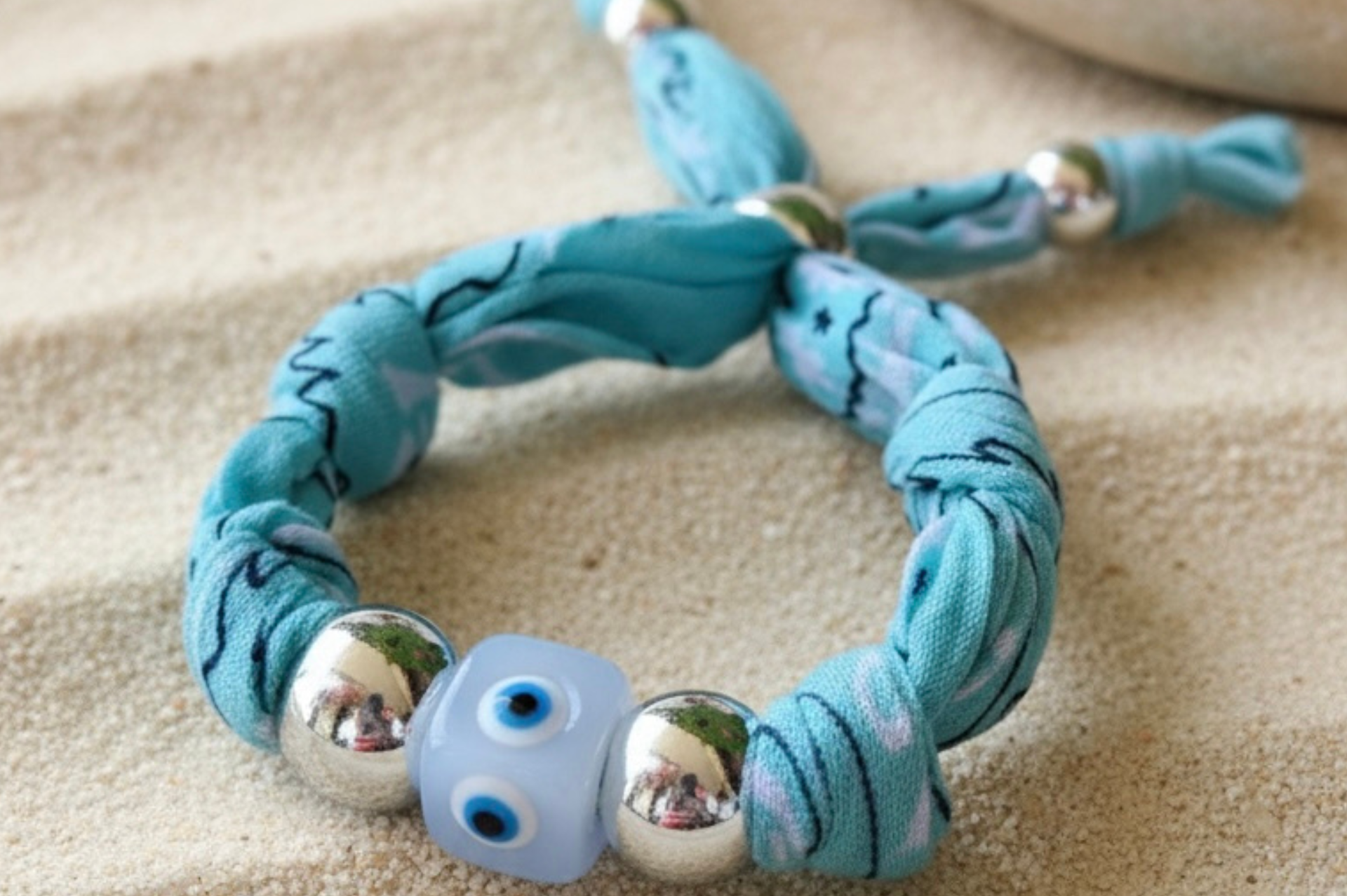 Bracelet bandana bleu avec perle œil protecteur Nazar en verre, bijou porte-bonheur artisanal.