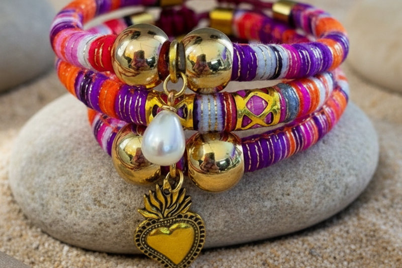 Bracelets Staking Altea de la collection Aura Divine : perles multicolores et pampilles dorées sur un socle en pierre naturelle.