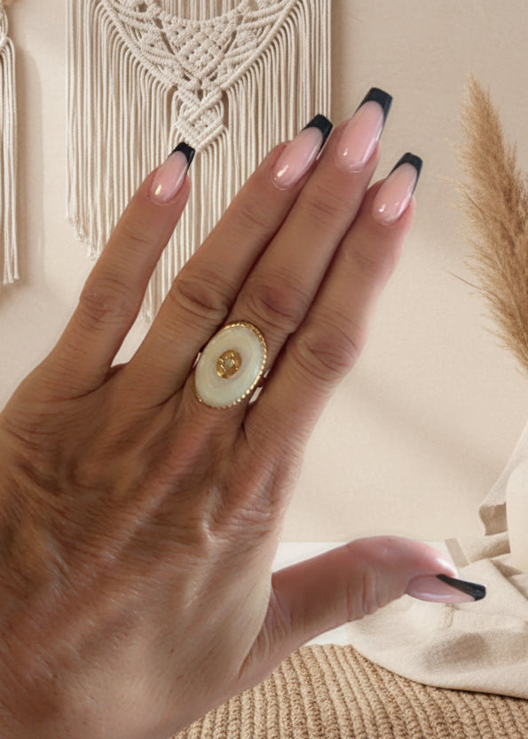 Bague bohème Alani en acier inoxydable doré - Anneau ajustable et médaillon blanc