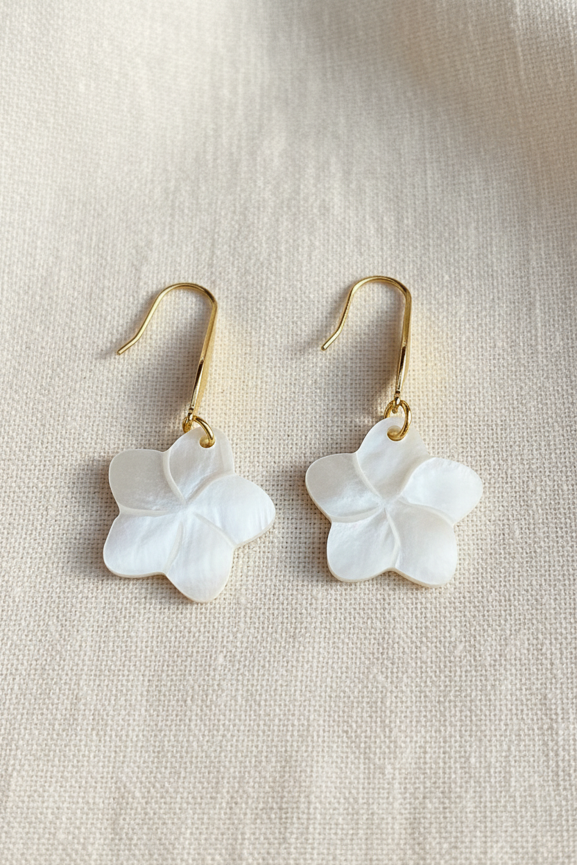 Boucles d'oreilles Fleur de Frangipanier — Nacre naturelle
