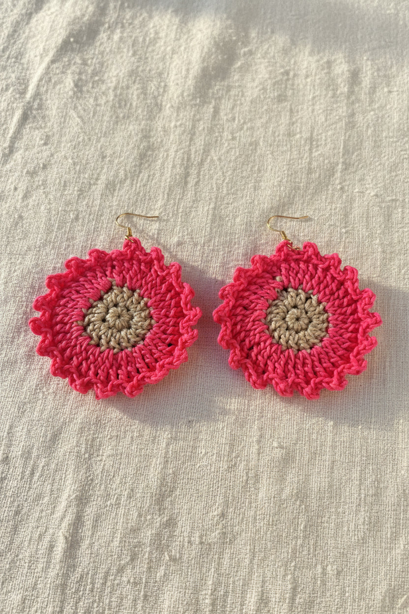 Boucles d'oreilles fleurs en crochet fushia et beige