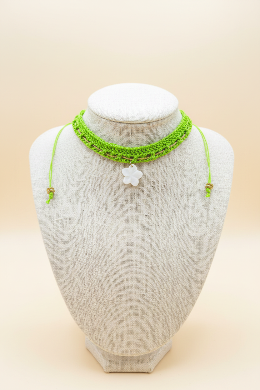 Collier ras de cou Chloé — Crochet vert lime et sa fleur en nacre