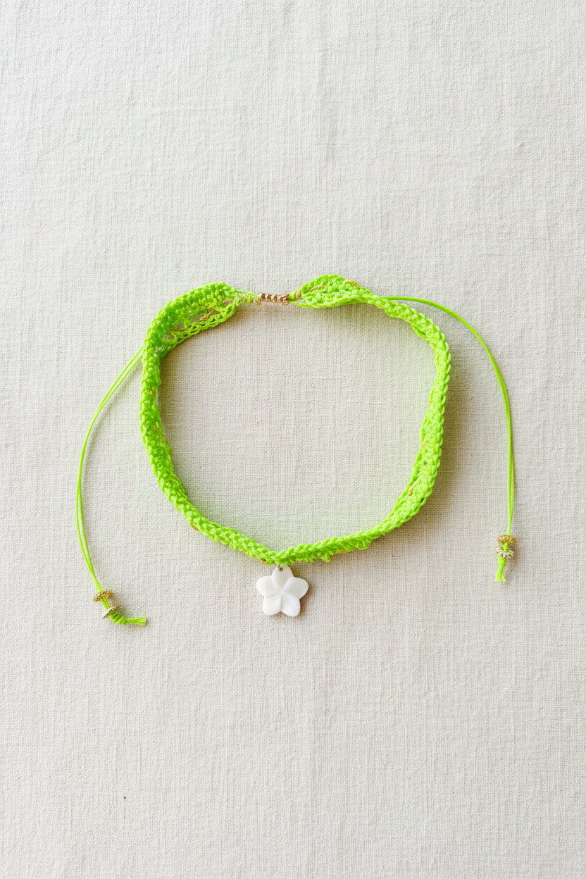 Collier ras de cou Chloé — Crochet vert lime et sa fleur en nacre