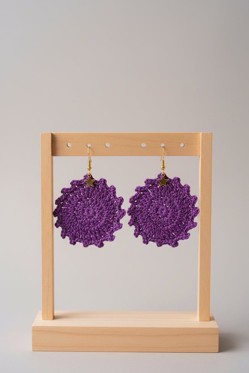 Boucles d'oreilles soleil en crochet violet et leur étoile dorée