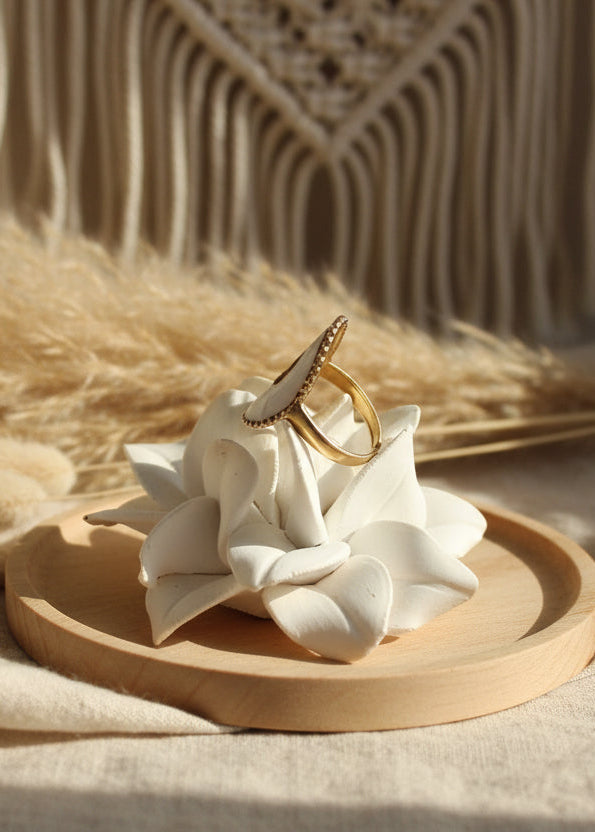 Bague bohème Alani en acier inoxydable doré - Anneau ajustable et médaillon blanc