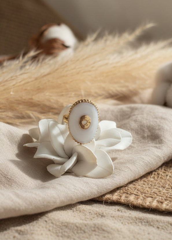 Bague bohème Alani en acier inoxydable doré - Anneau ajustable et médaillon blanc