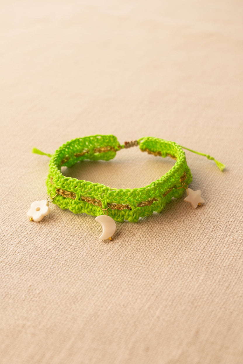 Bracelet de cheville Noémie — Crochet vert lime, liseré doré et pampilles nacre