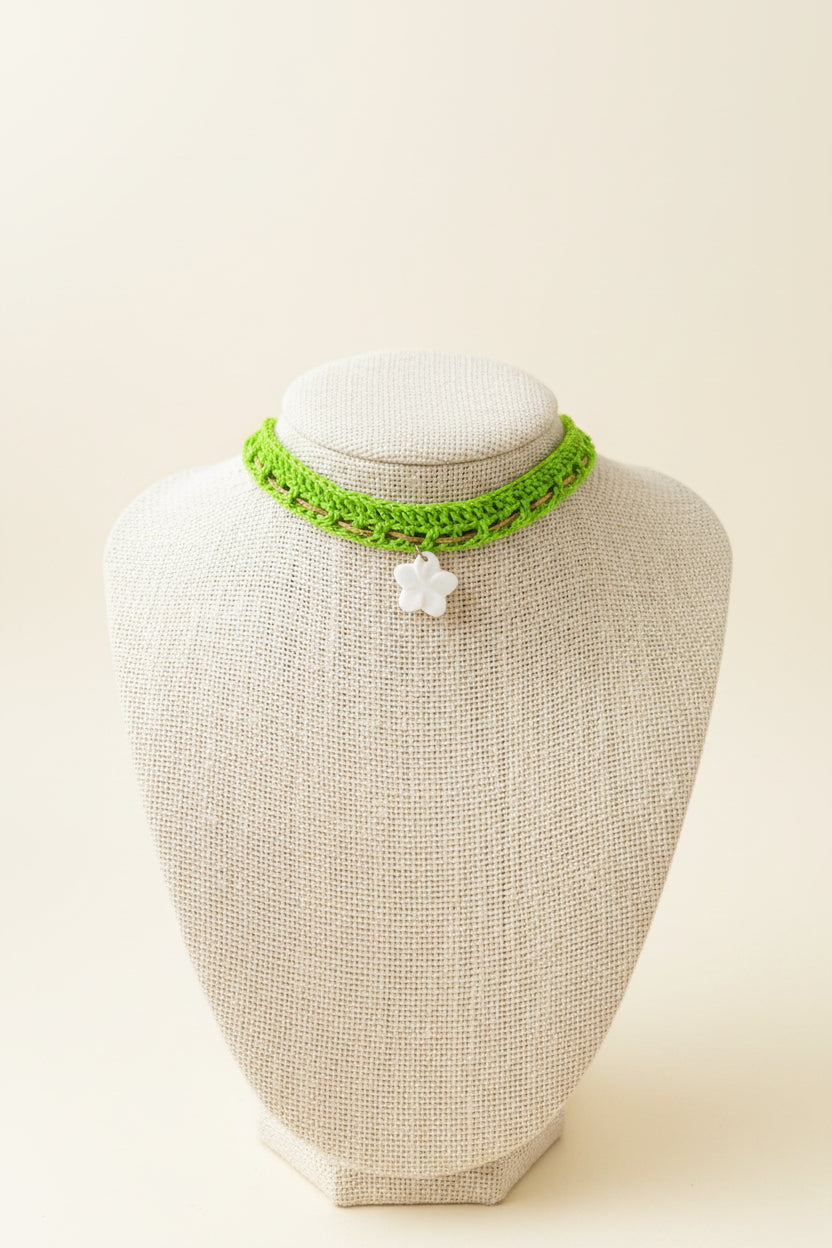 Collier ras de cou Chloé — Crochet vert lime et sa fleur en nacre
