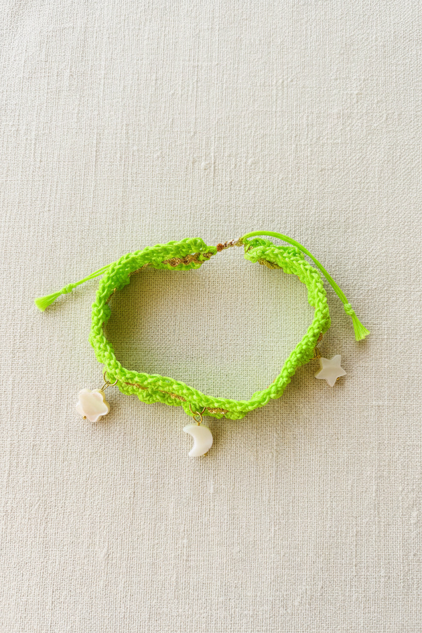 Bracelet de cheville Noémie — Crochet vert lime, liseré doré et pampilles nacre