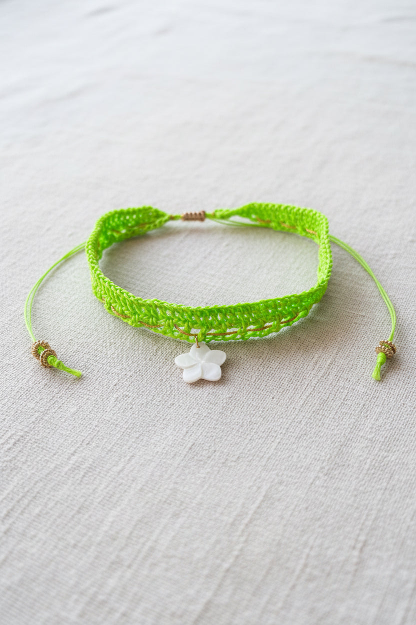 Collier ras de cou Chloé — Crochet vert lime et sa fleur en nacre