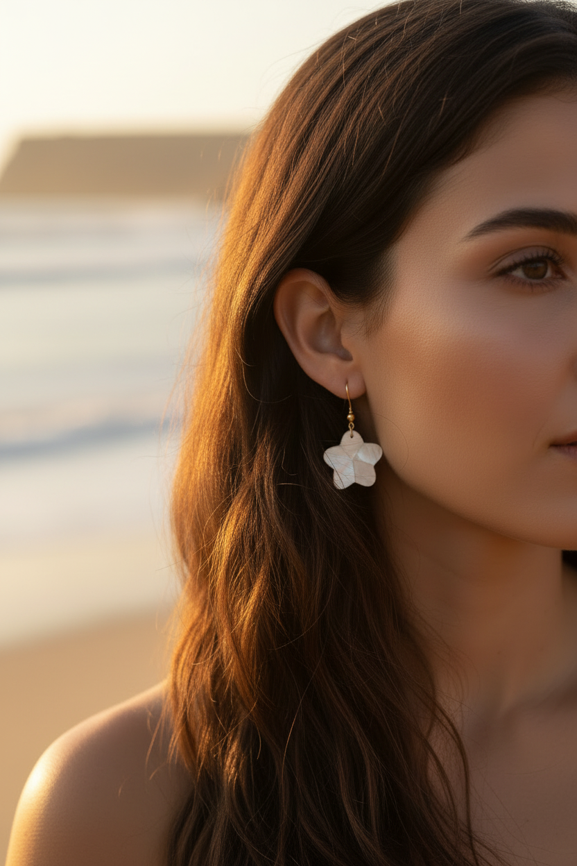Boucles d'oreilles Fleur de Frangipanier — Nacre naturelle