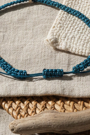 Détail nœud coulissant collier bleu canard - bijou ajustable Joyas by Jo
