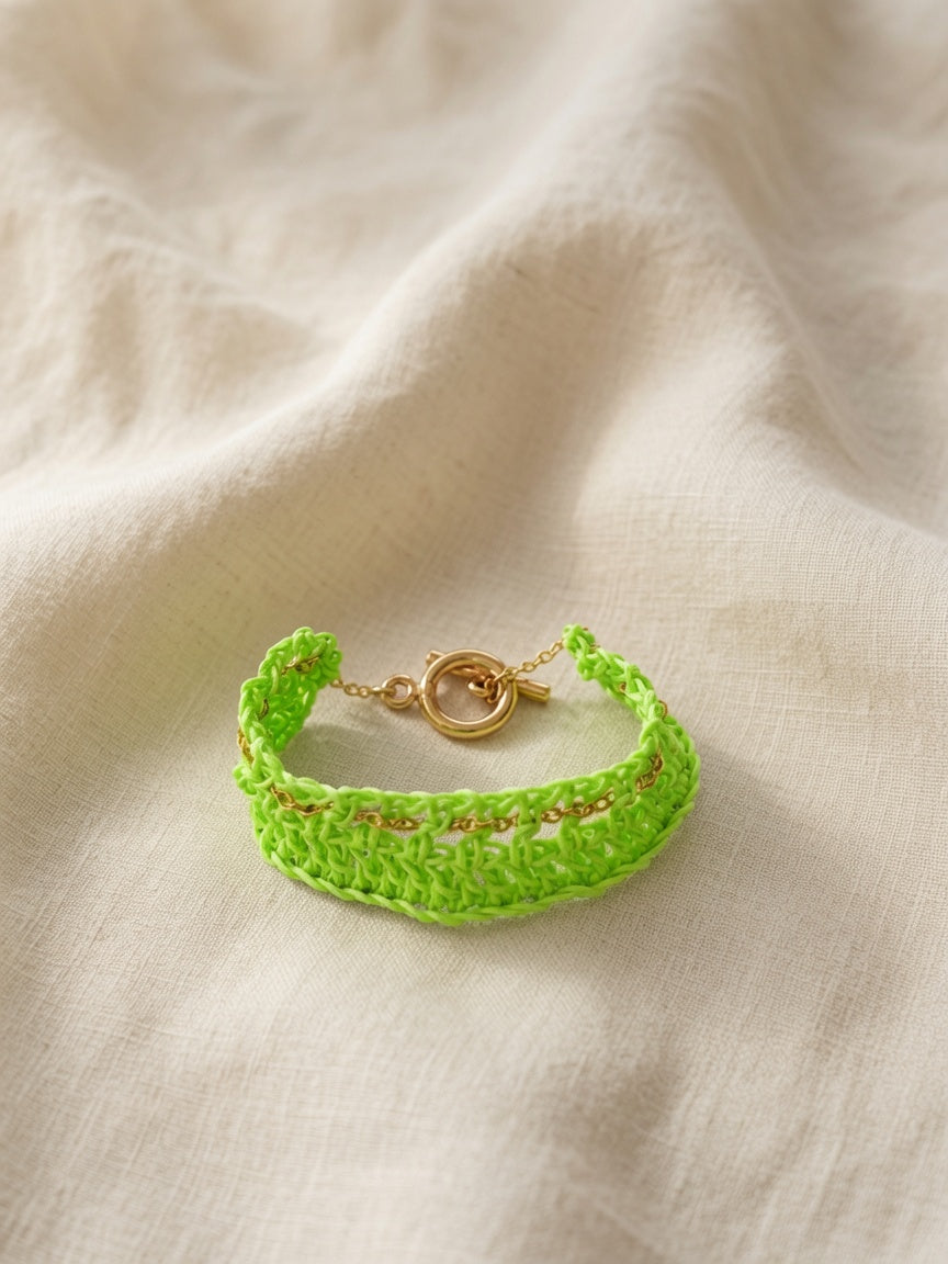 Bracelet Amira — Crochet vert lime, chaînette dorée et fermoir T-bar