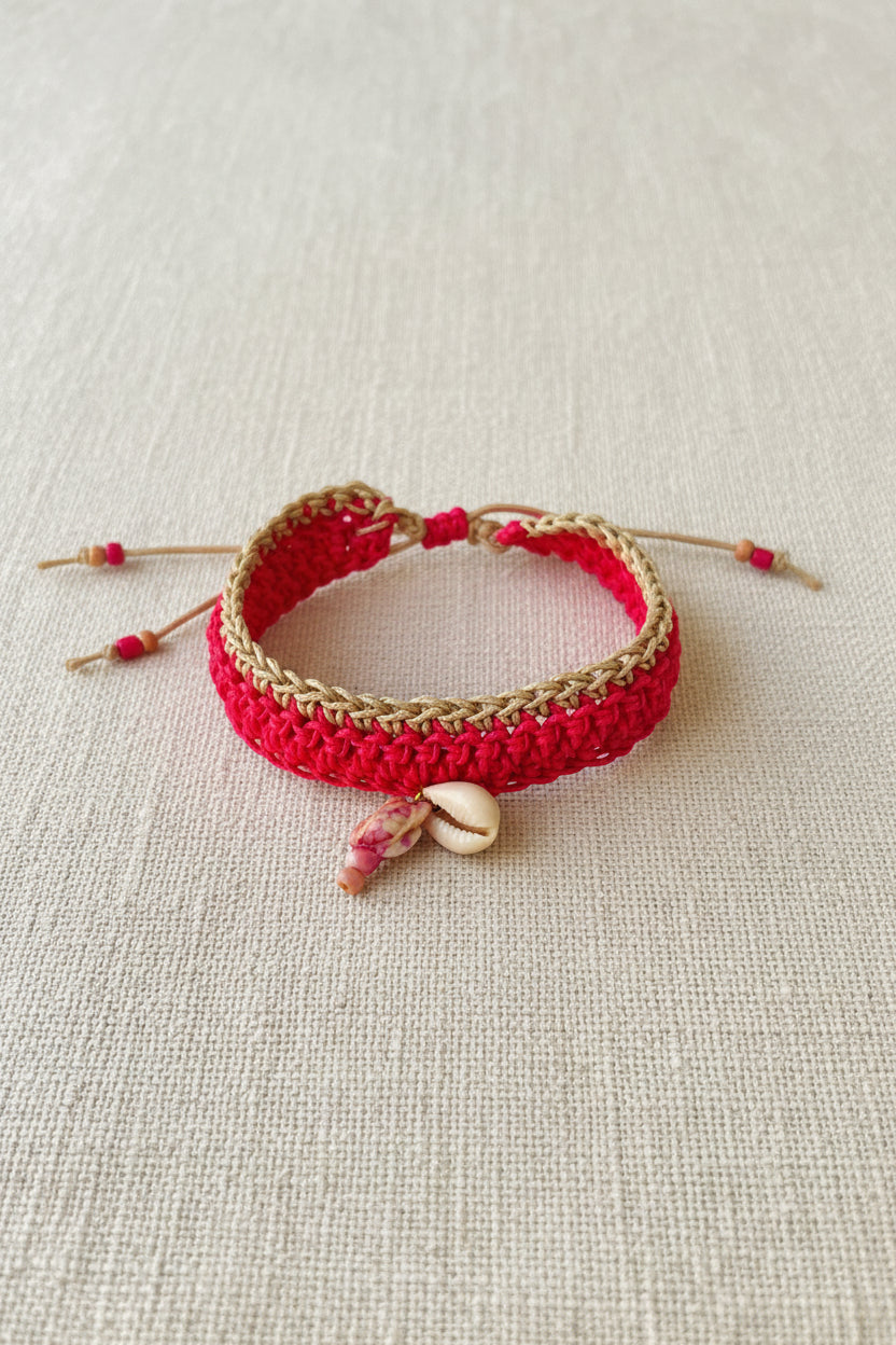 Bracelet crochet rouge & beige et son coquillage cauri