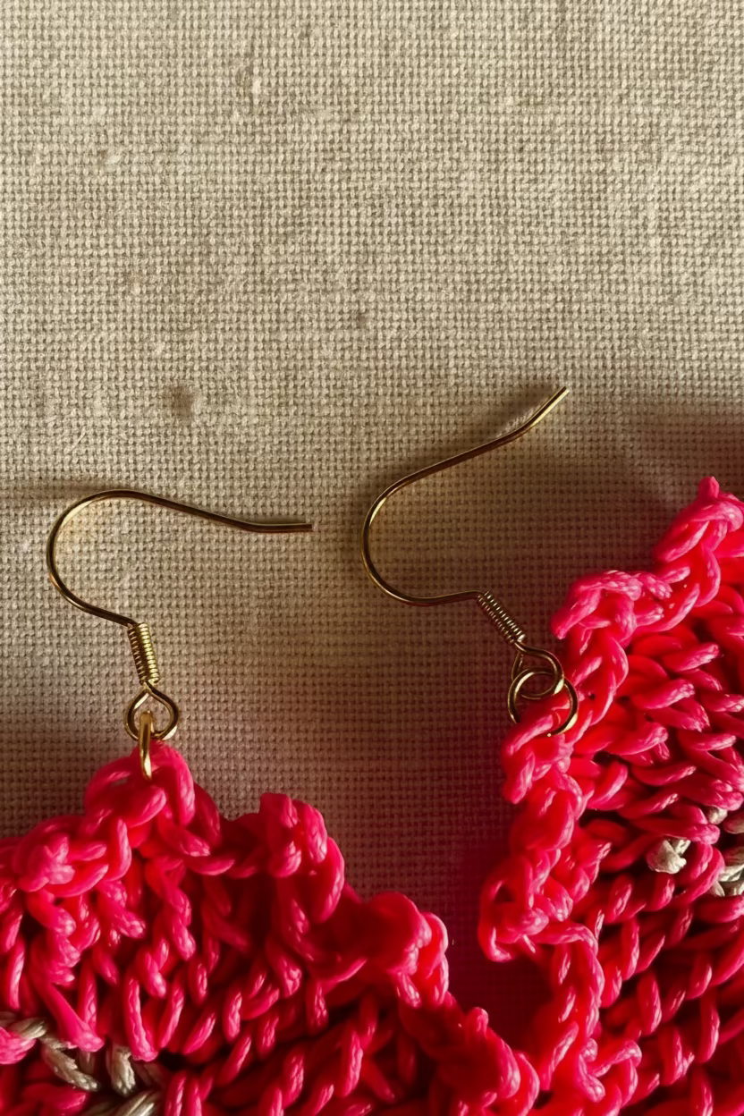 Boucles d'oreilles fleurs en crochet fushia et beige