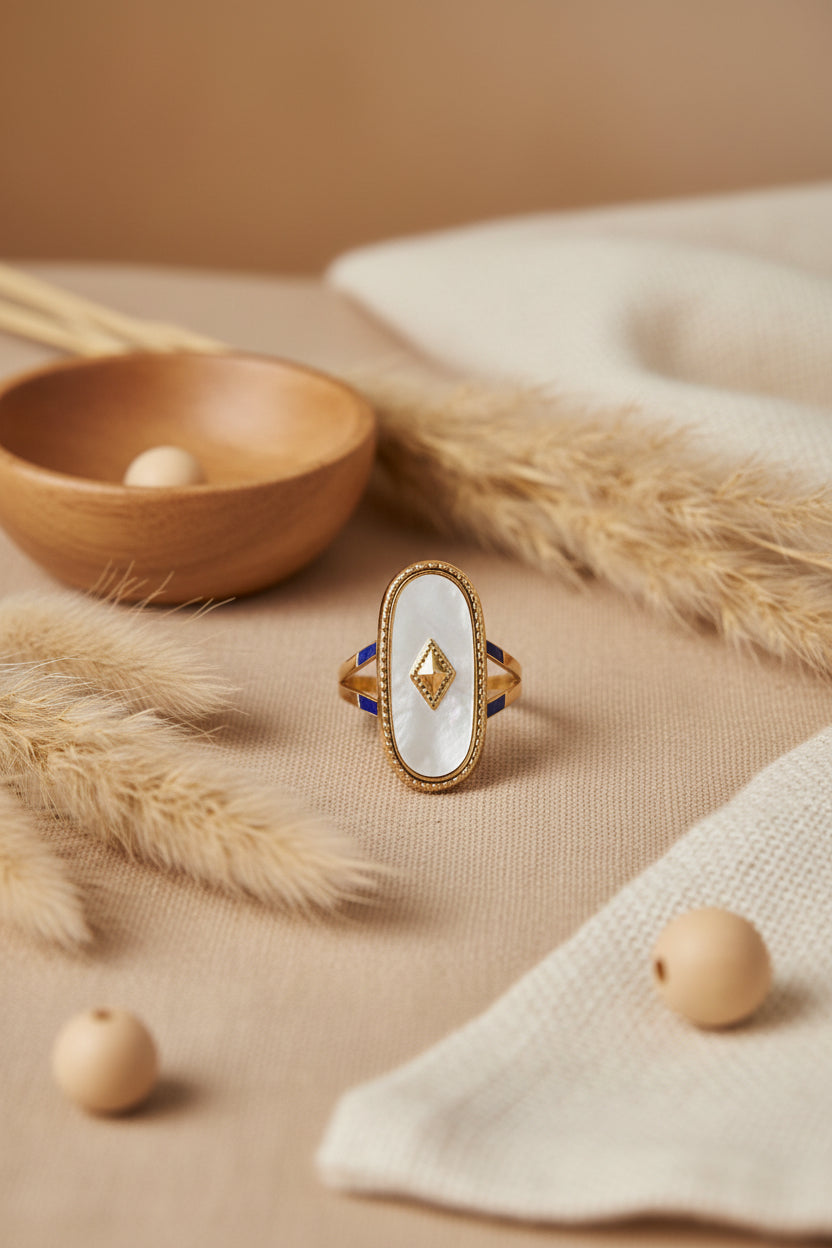 Bague de créateur en or avec nacre blanche ovale et détails en émail bleu cobalt Joyas by Jo.