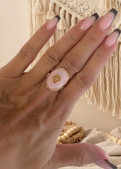 Bague nacre blanche et or portée main - bijou bohème chic Joyas by Jo
