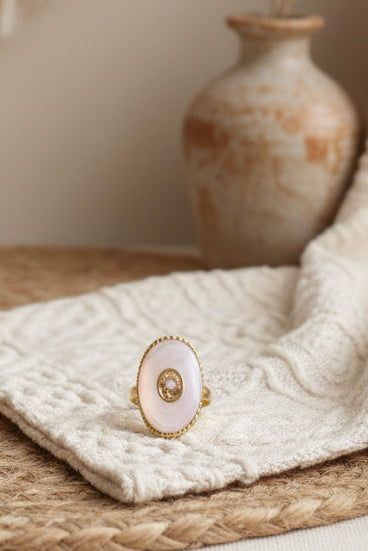 Bague nacre blanche et or sur tissu blanc lifestyle - bijou bohème Joyas by Jo
