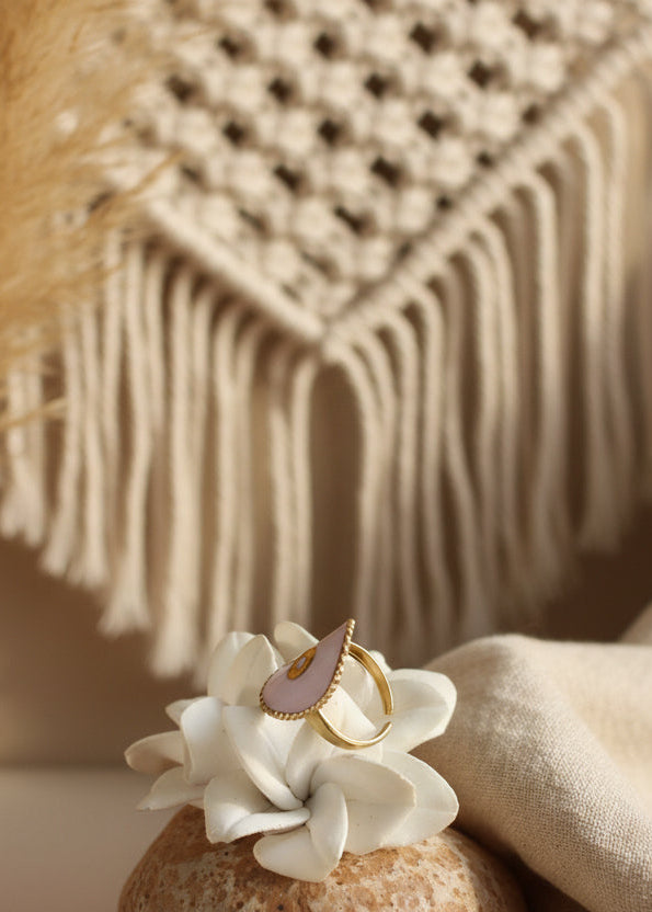 Bague nacre rose et or sur fleur blanche lifestyle - bijou bohème luxe Joyas by Jo
