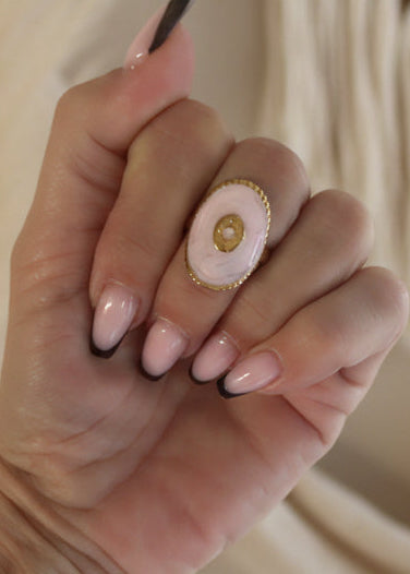 Bague nacre rose et or portée main décor macramé - bijou bohème Joyas by Jo
