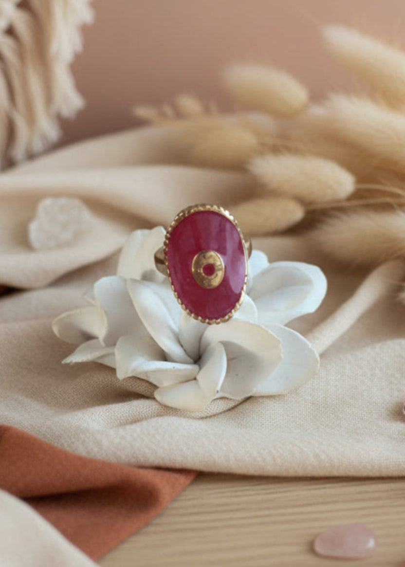 Bague nacre rouge et or sur fleur blanche lifestyle - bijou bohème luxe Joyas by Jo
