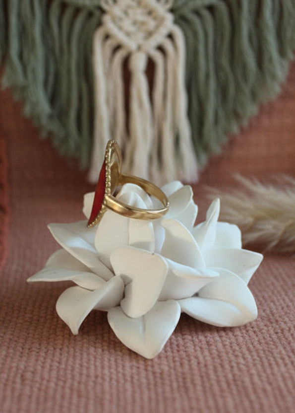 Bague nacre rouge et or sur fleur vue latérale - bijou bohème Joyas by Jo

