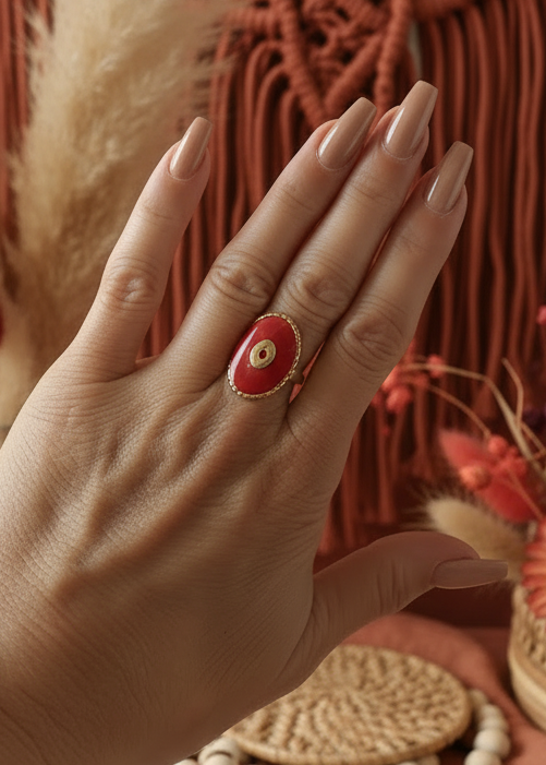 Bague nacre rouge et or portée main - bijou bohème chic Joyas by Jo
