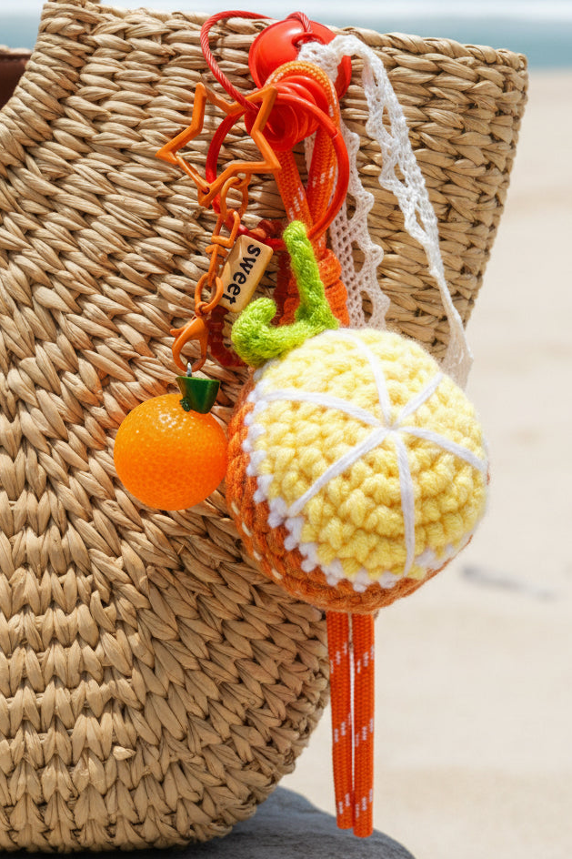Bijou de sac orange citron au crochet avec charms sur sac osier - accessoire bohème Joyas by Jo
