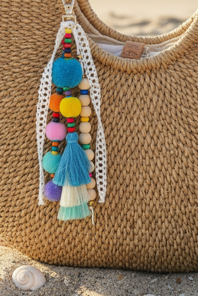 Bijou de sac pompons multicolores et perles bois sur sac osier plage - accessoire bohème luxe Joyas by Jo
