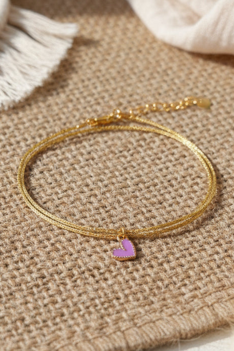 Bracelet doré avec charm coeur violet sur toile de jute lifestyle - bijou bohème Joyas by Jo
