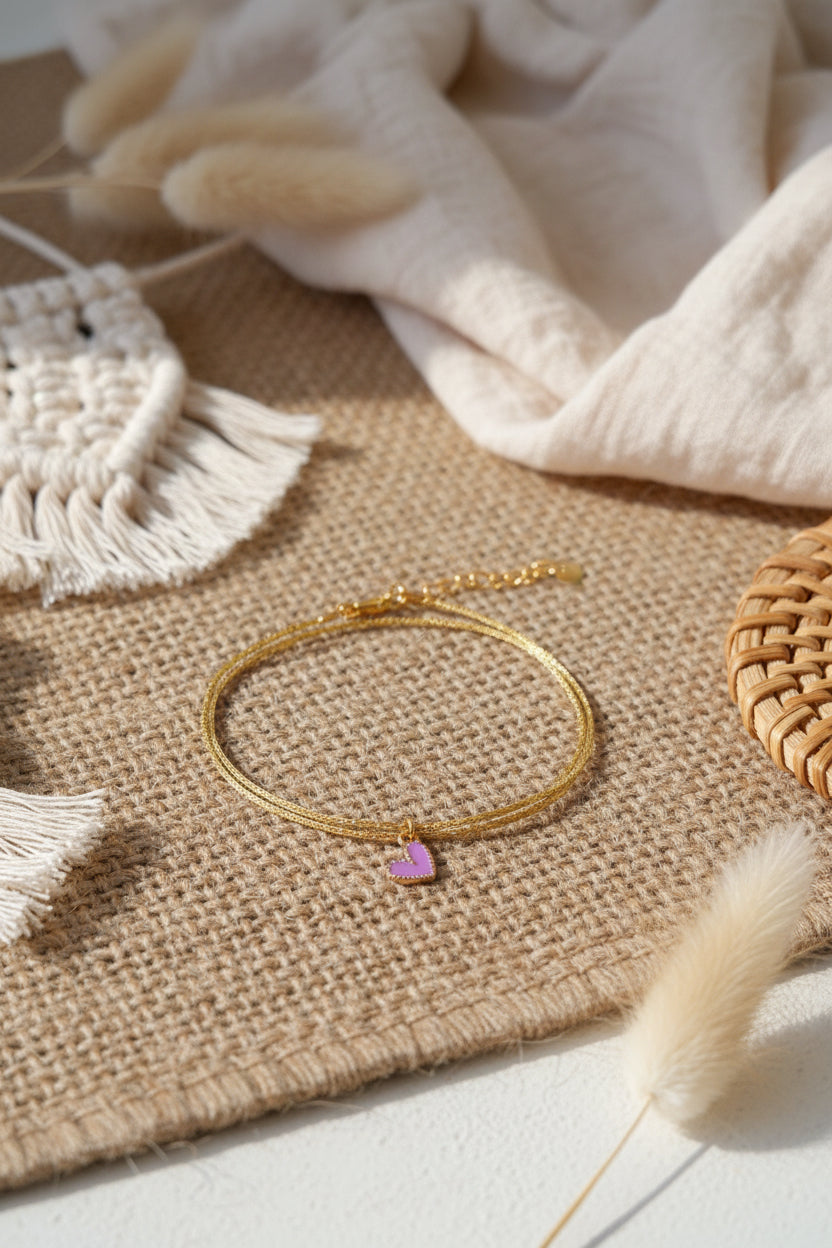 Bracelet doré avec charm coeur violet sur toile de jute décor macramé - bijou bohème Joyas by Jo
