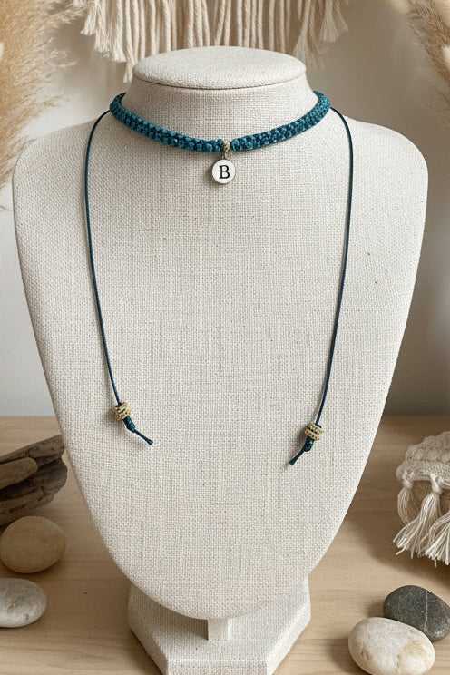 Choker bleu canard double collier avec perle B sur buste - bijou bohème Joyas by Jo
