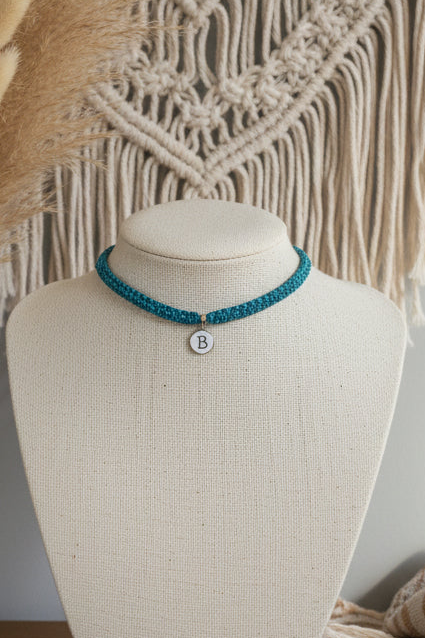 Choker bleu canard avec perle B gros plan sur buste - collier bohème chic Joyas by Jo
