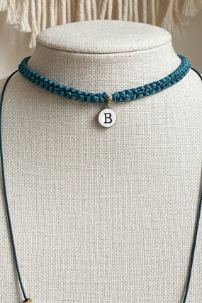 Choker bleu canard avec perle B gros plan sur buste - collier bohème chic Joyas by Jo
