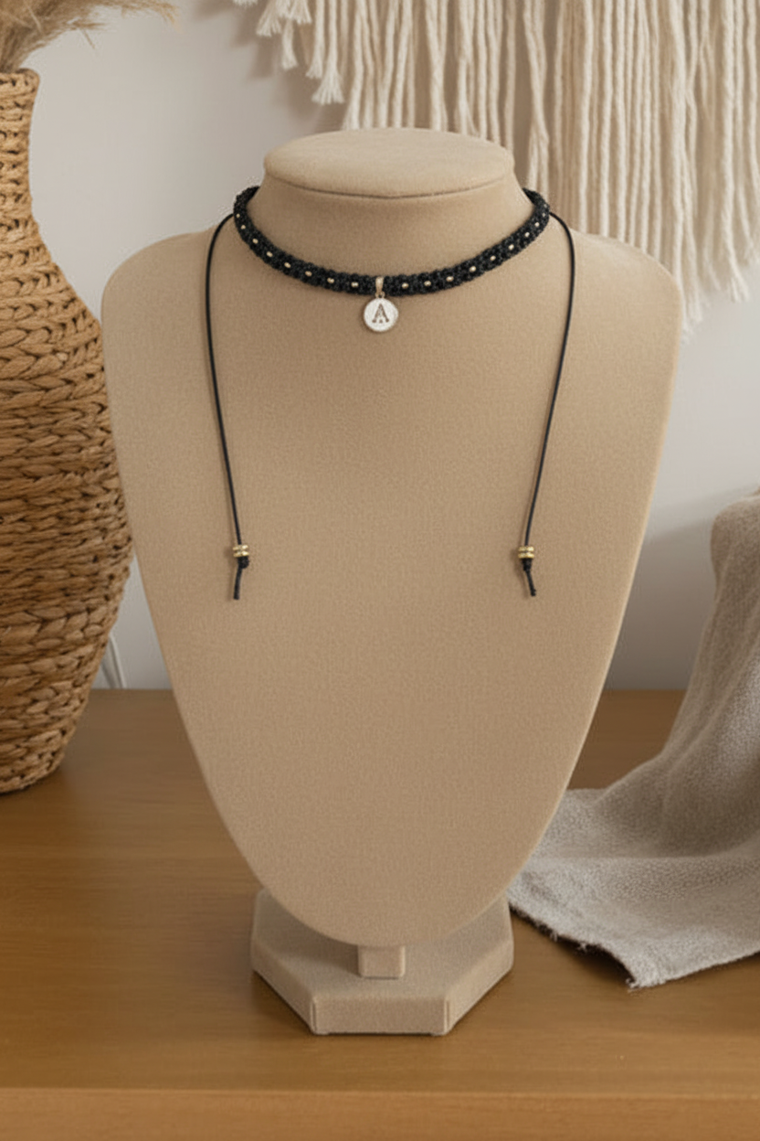 Choker noir avec perle A liens ajustables sur buste - collier bohème Joyas by Jo
