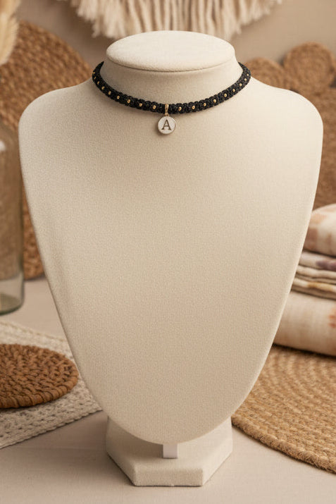 Choker noir avec pendentif perle A sur buste - collier bohème Joyas by Jo
