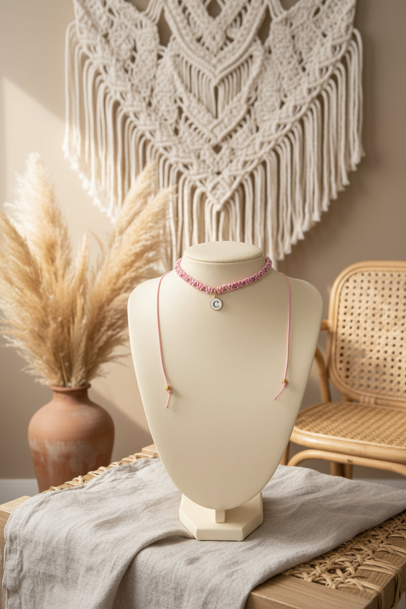 Choker rose avec perle C sur buste lifestyle - collier bohème Joyas by Jo
