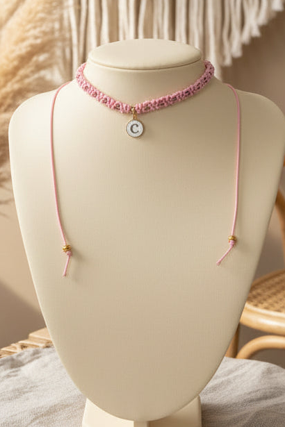 Choker rose avec perle C sur buste décor macramé - collier bohème chic Joyas by Jo

