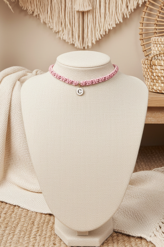 Choker rose avec pendentif perle C sur buste - collier bohème Joyas by Jo
