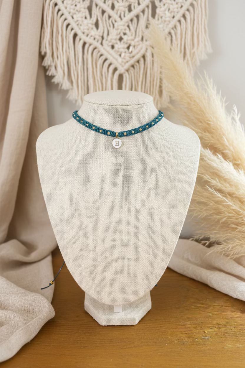 Choker turquoise avec pendentif perle B sur buste - collier bohème Joyas by Jo
