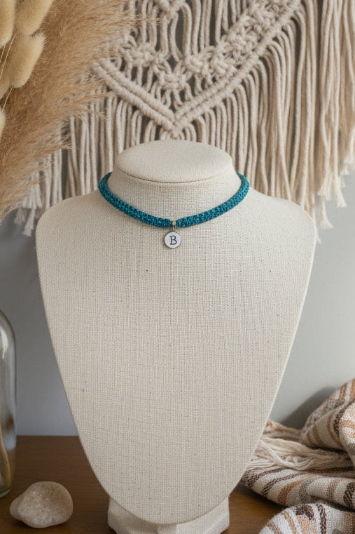 Détail nœud coulissant collier bleu canard - bijou ajustable Joyas by Jo
