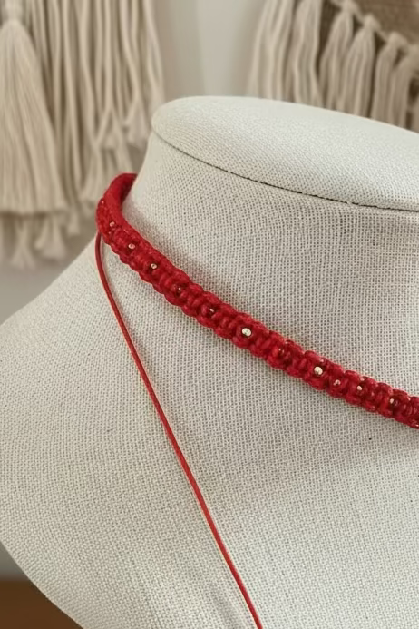 Collier Orne Perle de Nacre
Texte alternatif : Collier à chaîne fine en or jaune orné d'un pendentif circulaire en nacre blanche, présenté sur un buste de mannequin beige.