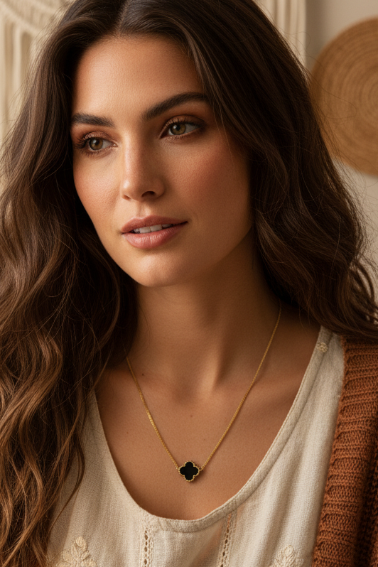 Collier avec médaille gravée étoile et contour martelé en acier inoxydable hypoallergénique sur fil doré.