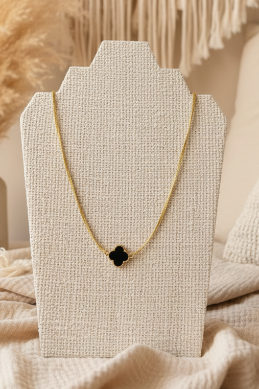 Collier avec médaille ronde martelée en acier inoxydable sur fil textile doré fin.