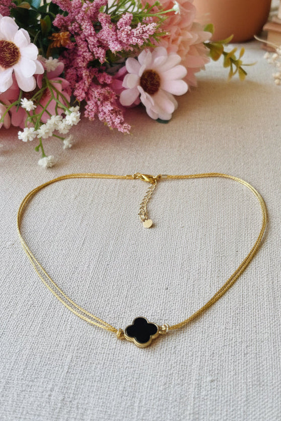 Collier fin en fil doré résistant avec petites perles dorées et médaille martelée en acier inoxydable