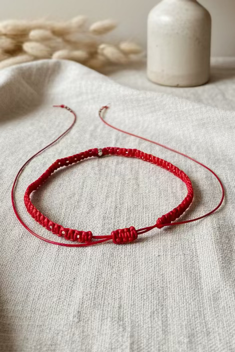 Collier rouge en perles et macramé sur tissu naturel - Joyas by Jo bijoux bohème
