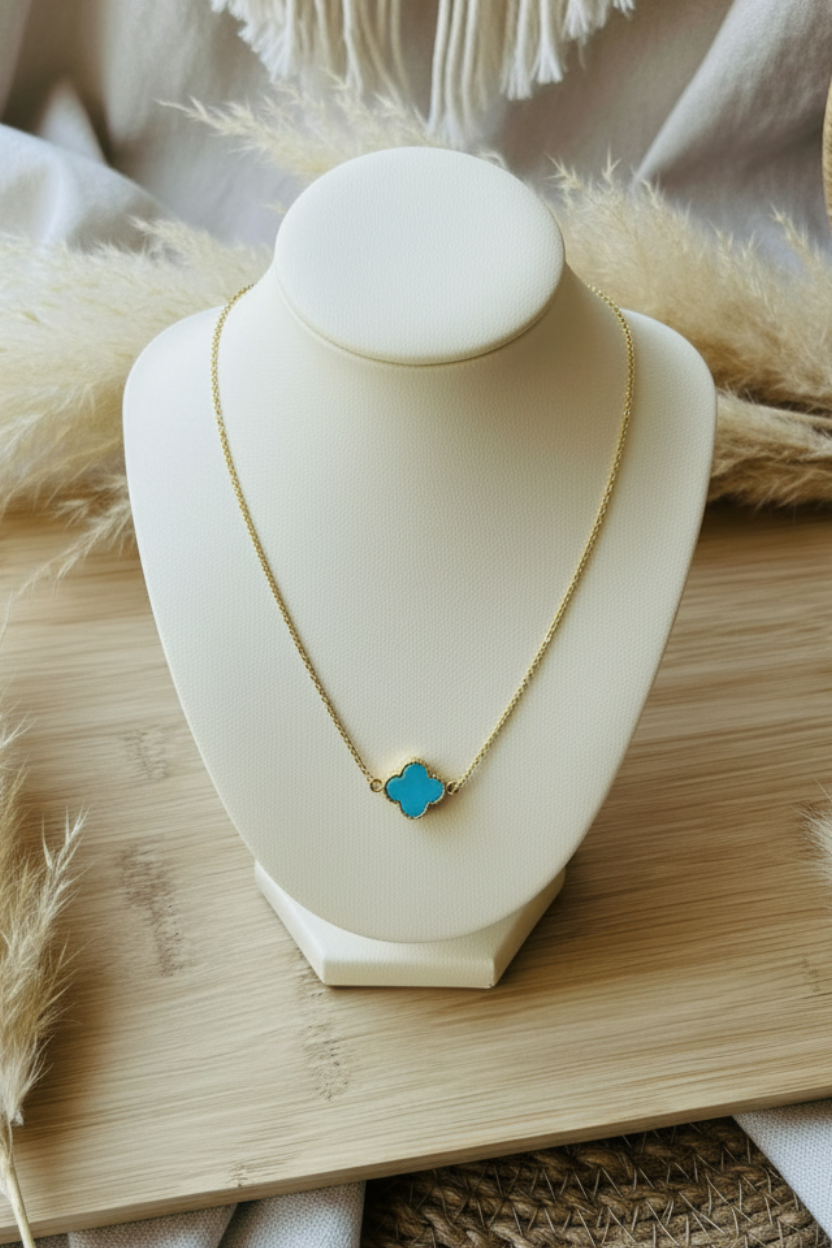 Collier ajustable avec trèfle en bleu azur fil doré haute résistance.