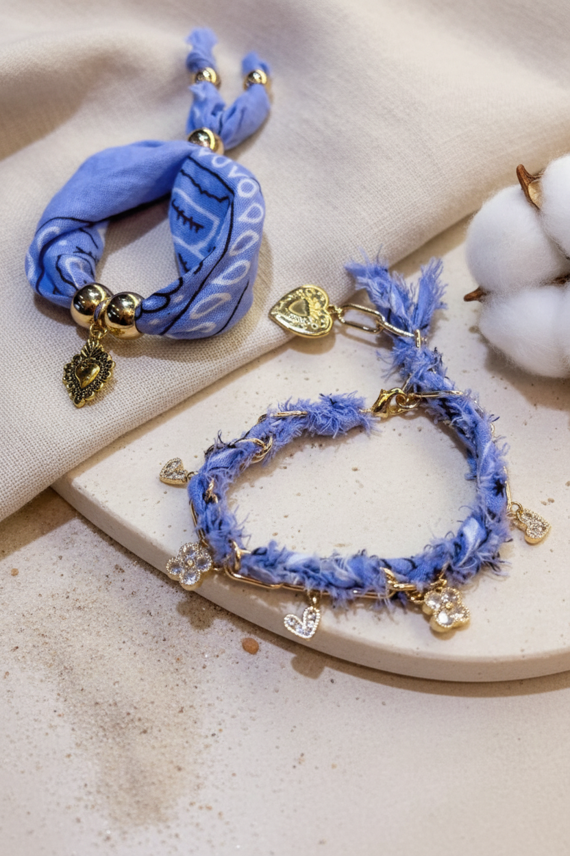 Détail de deux bracelets mauves en tissu bandana avec breloques coeurs dorés et perles.