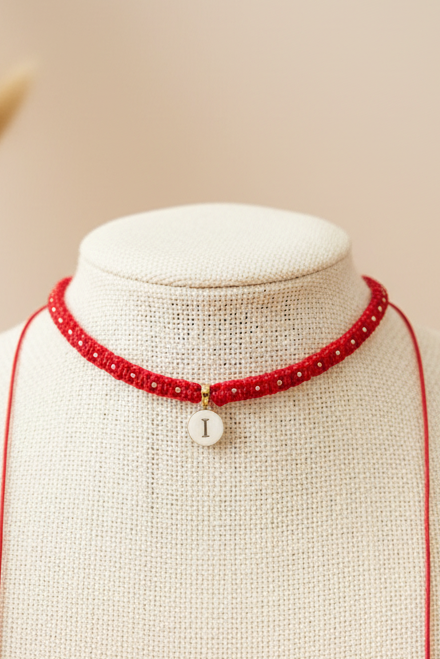 Collier Orne Perle de Nacre
Texte alternatif : Collier à chaîne fine en or jaune orné d'un pendentif circulaire en nacre blanche, présenté sur un buste de mannequin beige.