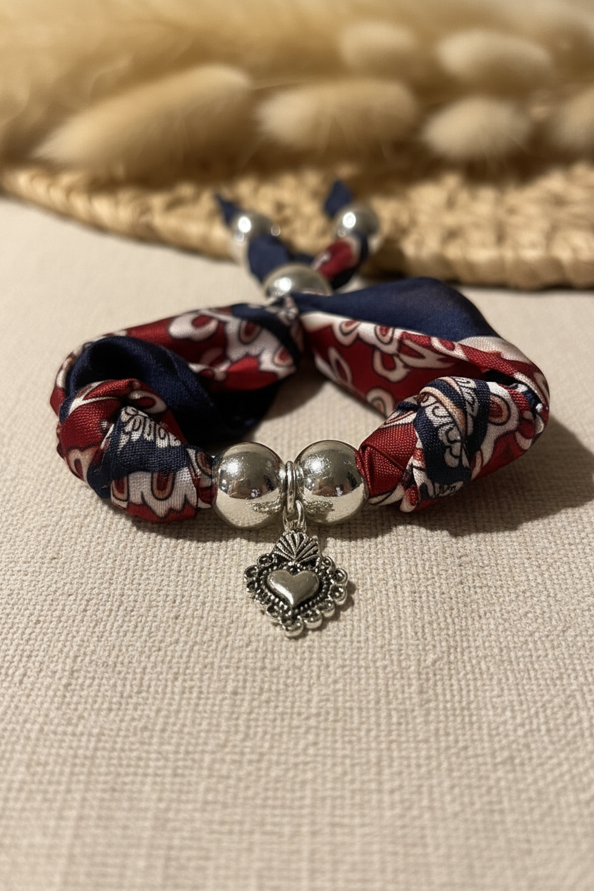 Jeune femme portant le bracelet Paloma avec un chapeau beige dans un décor architectural bohème.